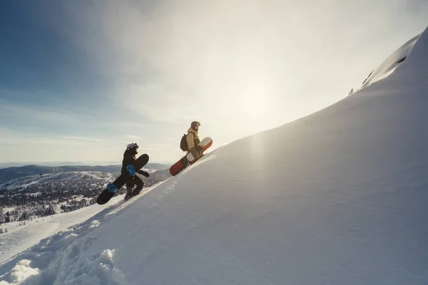 Silhouet Paar Snowboarders Houden Planken Lopen Door Diepe Sneeuw Slop — Stockfoto