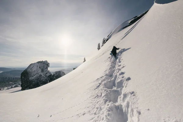 Snowboardista Drží Prkna Procházky Hlubokém Sněhu Freeride Zimních Horách Sněhem — Stock fotografie