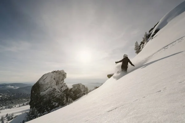 Snowboardistka Jezdící Jasném Sněhovém Prašanu Prudkého Svahu Zimní Slunečný Den — Stock fotografie