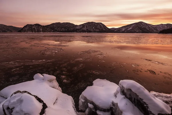 Puesta Sol Sobre Hielo Cubierto Lago Invierno Montañas Paisaje — Foto de Stock