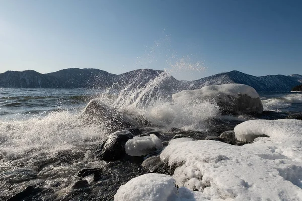 Spritzende Wellen Eiswasser Winterliche Bergsee Landschaft — Stockfoto