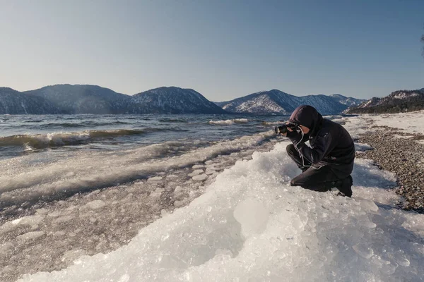 Fotografo Fotografare Lago Ghiaccio Invernale Montagna Nella Giornata Sole — Foto Stock