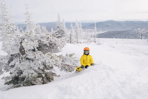 Enfants Snowboarder Assis Près Sapin Enneigé Dans Station Ski Sur — Photo