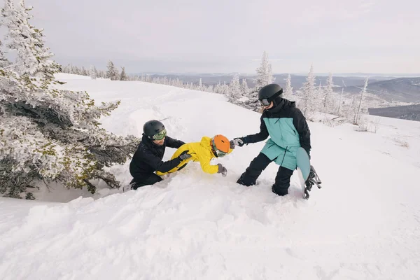 Família Snowboarders Jogando Neve Topo Montanha Pais Ajudam Criança Sair — Fotografia de Stock