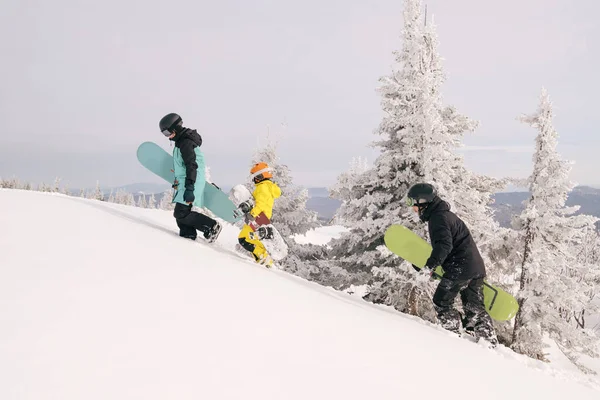 Οικογένεια Snowboarders Περπατώντας Στην Κορυφή Του Βουνού Ηλιόλουστη Διακοπές Στο — Φωτογραφία Αρχείου