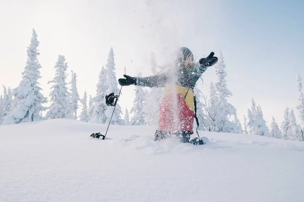 Snowboardistka Fena Sněhem Přikrčené Stromy Zimní Les Bavit Házet Sníh — Stock fotografie