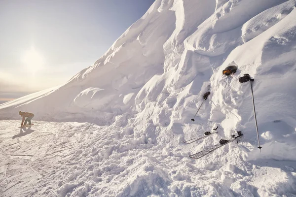Лыжник Большом Снежном Заносе Горнолыжном Курорте Смешной Снеговик Шутка Тяжелый — стоковое фото