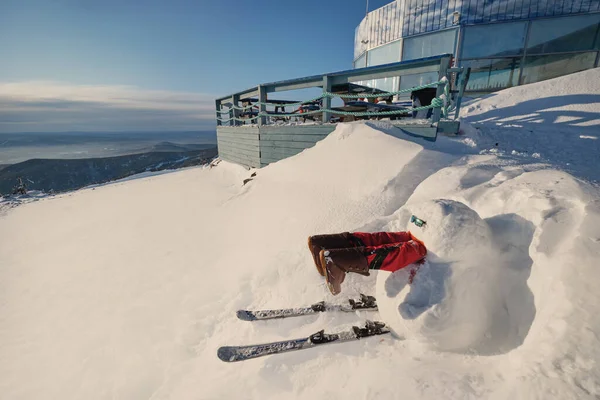Snowman Houdt Van Skiërs Die Een Snowboarder Eten Benen Van — Stockfoto