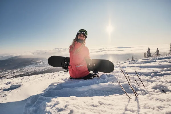 Női Snowboardos Kezében Snowboard Hegyi Moslékot Felkészülve Snowboard Napos Téli — Stock Fotó