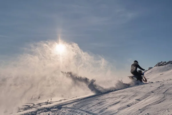 Dağ Vadisinde Atlayan Kar Bisikleti Sürücüsü Kar Damlaları Bırakarak Arazi — Stok fotoğraf