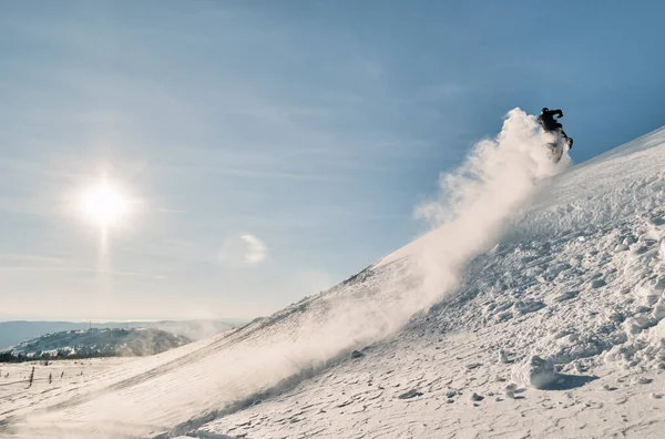 Snowbike Jezdec Skákání Horském Údolí Upravte Nečistoty Kolo Sněhem Šplouchání — Stock fotografie