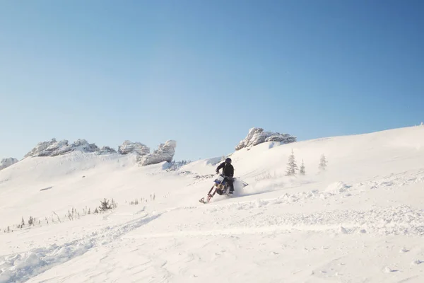 Jinete Motos Nieve Valle Montaña Modifique Bicicleta Tierra Con Salpicaduras —  Fotos de Stock