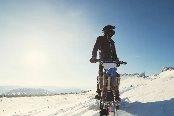 Jinete Motos Nieve Valle Montaña Modifique Bicicleta Tierra Con Salpicaduras —  Fotos de Stock