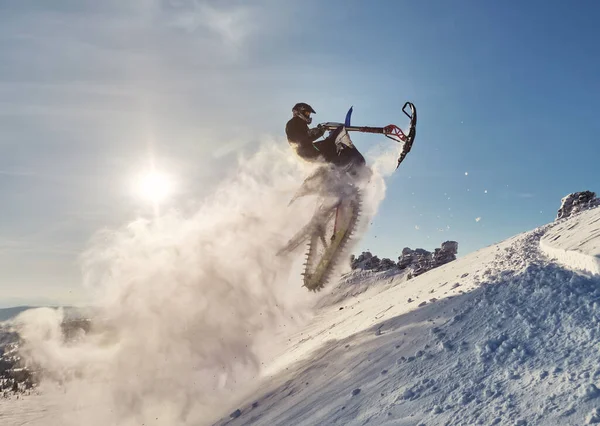 Snowbike Cavalier Dans Vallée Montagne Dans Belle Poudre Neige Modifier — Photo