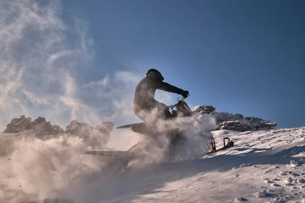 Sněžný Jezdec Horském Údolí Upravte Nečistoty Kolo Sněhem Šplouchání Stezka — Stock fotografie
