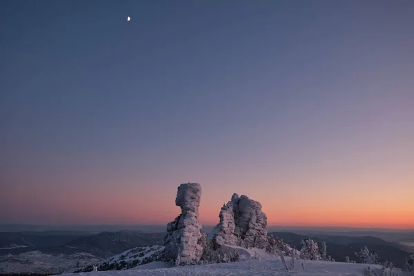 Téli Naplemente Táj Borította Fagyott Hegyi Szikla Völgy Égbolt Hold — Stock Fotó