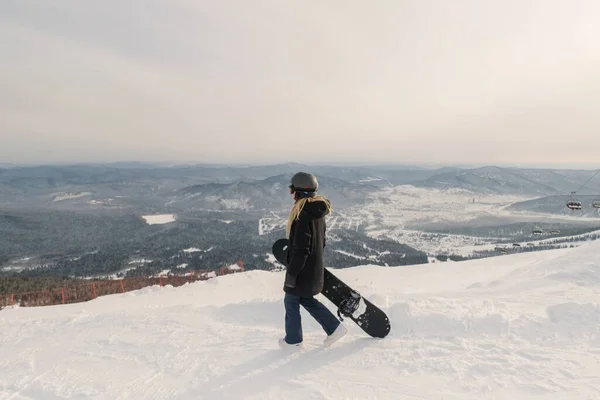 Mujer Snowboarder Disfrutando Estación Esquí Vistas Paisaje Montaña Telesilla Sheregesh —  Fotos de Stock