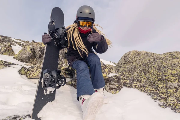 Snowboarder Hembra Pie Cima Montaña Sosteniendo Tablero Montar Nieve Slop —  Fotos de Stock