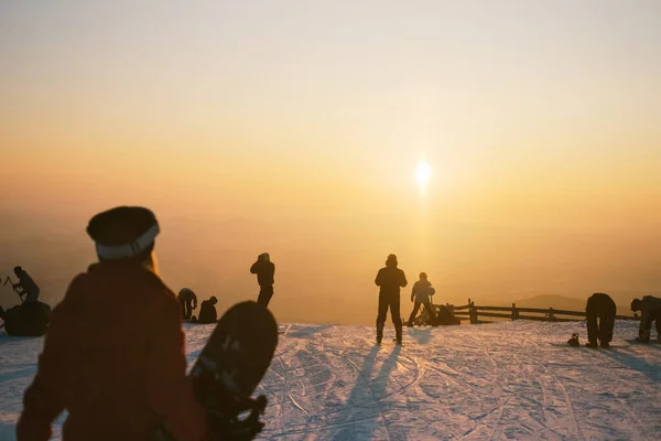 Snowboarder Und Skifahrer Berghang Skigebiet Schöne Landschaft Bei Sonnenuntergang — Stockfoto