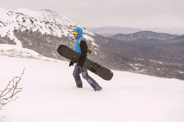 Snowboarder Homme Marchant Sur Flot Enneigé Paysage Montagneux Arrière Plan — Photo