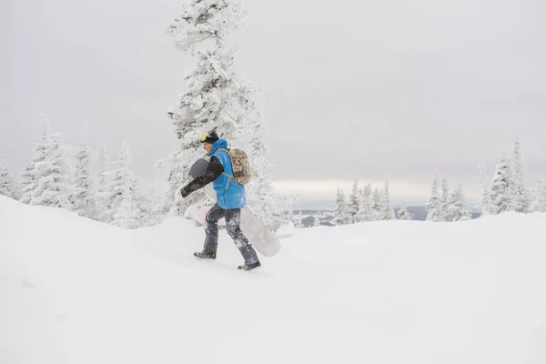 Snowboardista Volný Jezdec Muž Chůzi Zasněženém Svahu Zasněžené Stromy Pozadí — Stock fotografie