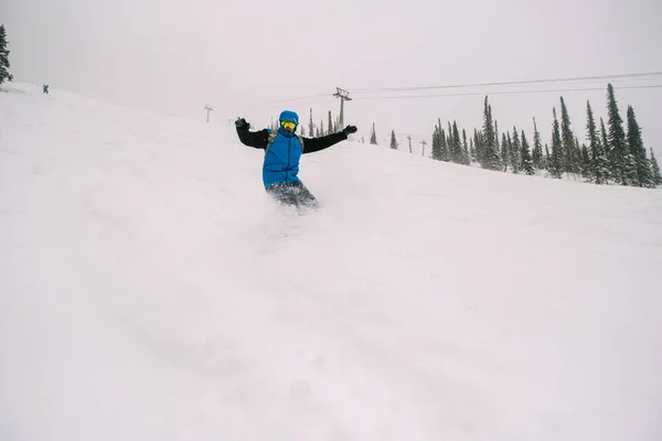 Snowboarder Αρσενικό Ιππασία Snowboard Σκόνη Χιονιού — Φωτογραφία Αρχείου