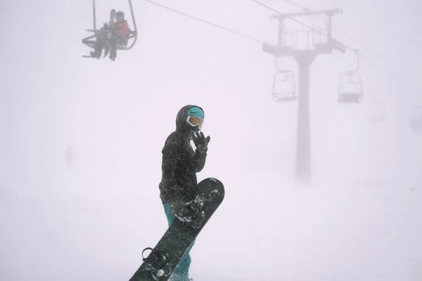 Snowboardåkare Som Håller Brädor Gående Nedför Snöslungan Vinterfjällen Tung Snö — Stockfoto