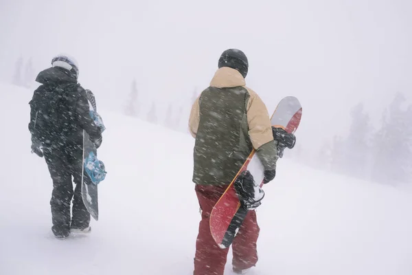 Snowboarder Che Reggono Tavole Che Camminano Lungo Pista Neve Freeride — Foto Stock