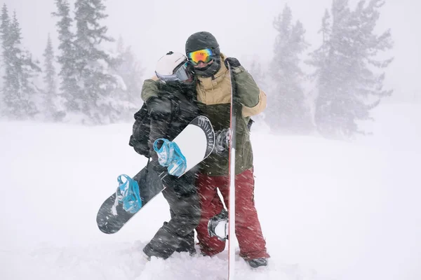 Amor Casal Snowboarders Livre Bela Paisagem Inverno Sob Árvores Abeto — Fotografia de Stock