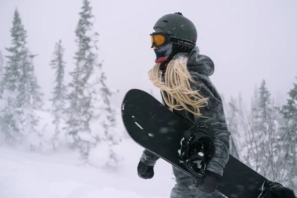 Retrato Snowboarder Com Placa Usando Máscara Paisagem Inverno Nevado Livre — Fotografia de Stock