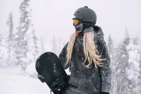 Portrait Eines Snowboarders Mit Brett Mit Maske Verschneiter Winterlandschaft Freien — Stockfoto