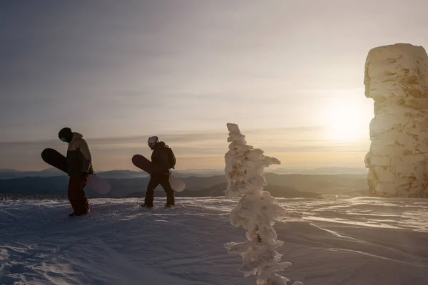 Snowboardåkare Med Brädor Promenader För Freeride Vinter Berg Och Klippor — Stockfoto