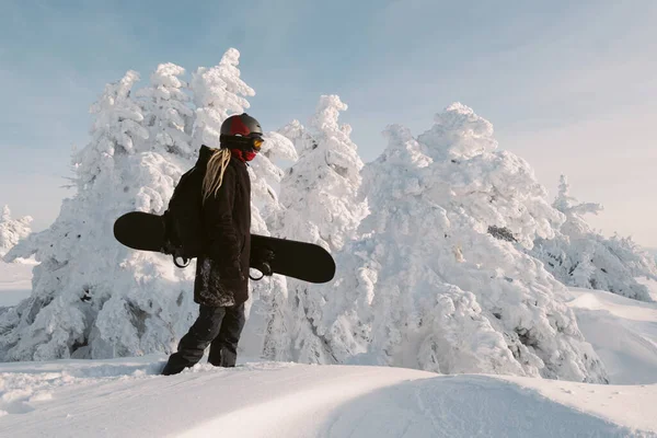 Retrato Snowboarder Con Tabla Usando Máscara Invierno Nevado Paisaje Aire —  Fotos de Stock