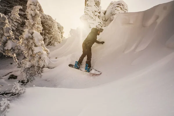 Snowboarder Hembra Cabalgando Nieve Una Pendiente Empinada Que Parece Una —  Fotos de Stock