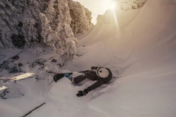 Сноубордистка Падает Время Халявной Езды Покрытому Лесом Снегу Большому Снежному — стоковое фото