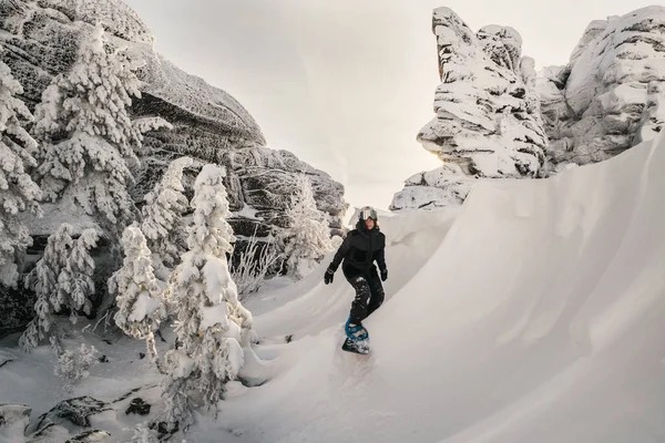 Snowboarder Kvinnlig Ridning Snö Brant Sluttning Ser Som Våg För — Stockfoto