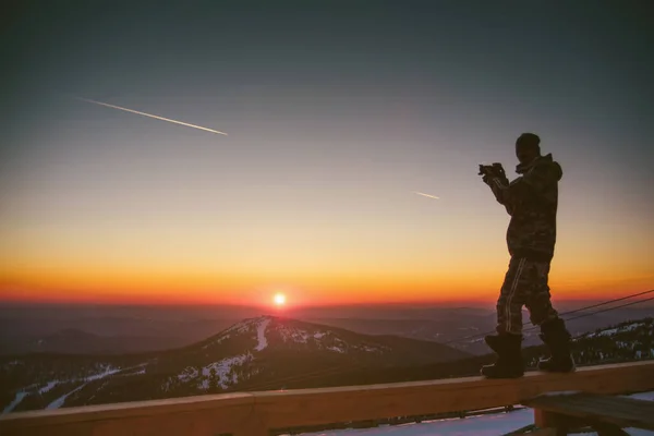 Fotograf Mit Kamera Bei Sonnenuntergang Einem Frostigen Winterabend Den Bergen — Stockfoto