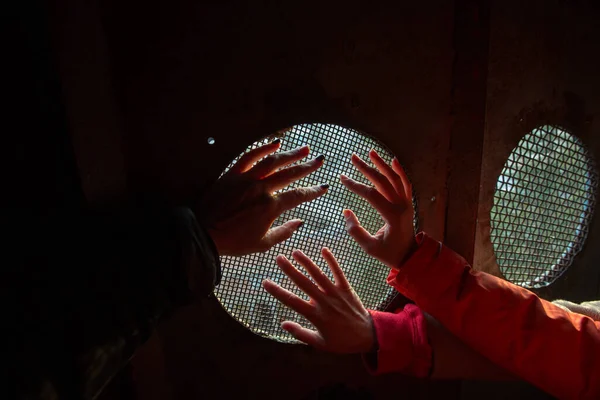 Χέρια Σιλουέτα Παράθυρα Φως Cadge Από Εσωτερικό Καμπίνα Του Τελεφερίκ — Φωτογραφία Αρχείου