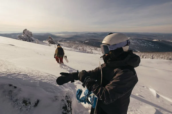 Snowboarder Kvinna Bär Hjälm Och Mask Sätter Handskar Utomhus Solig — Stockfoto