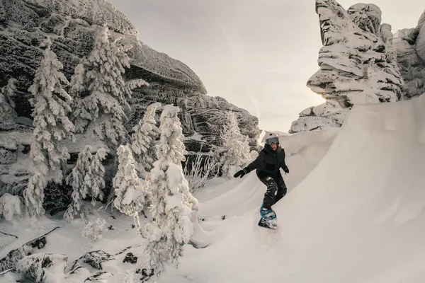 Snowboarderin Reitet Auf Schnee Steilen Hang Der Wie Eine Welle — Stockfoto