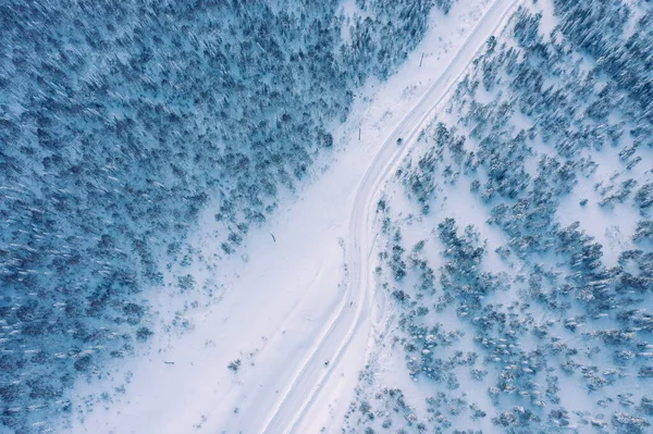 雪の空中ビューは 森林や道路松覆われた シベリアでの寒い日 — ストック写真