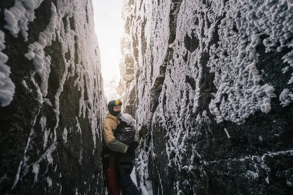 Love Couple Snowboarders Cliff Gap Rocks Covered Snow Winter Outdoors — Stock Photo, Image