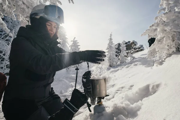 Χειμερινό Πικνίκ Εξωτερικούς Χώρους Θηλυκό Δροσερό Τσάι Από Χιόνι Για — Φωτογραφία Αρχείου
