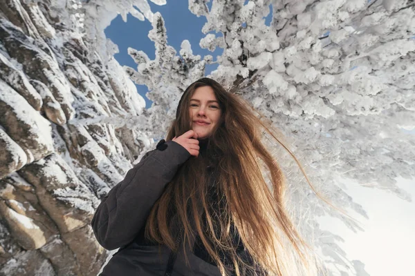 Gyönyörű Téli Portré Fiatal Alatt Borított Fenyő Fák Sziklák Szép — Stock Fotó