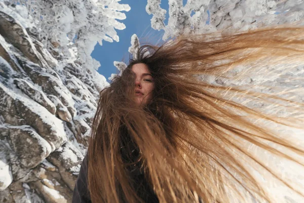 Gyönyörű Téli Portré Fiatal Alatt Borított Fenyő Fák Sziklák Szép — Stock Fotó