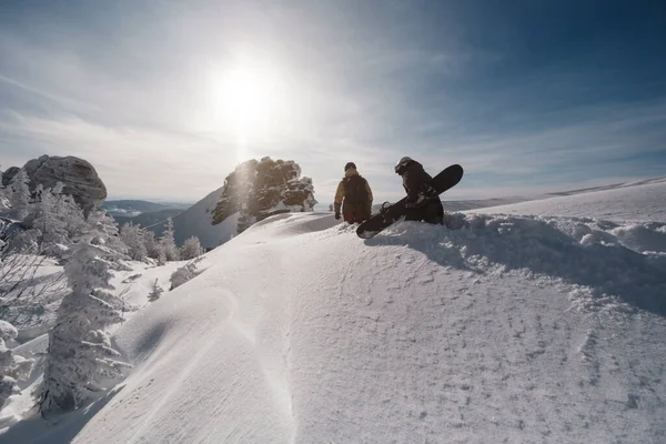 Snowboarders Segurando Pranchas Andando Por Neve Profunda Para Freeride Montanhas — Fotografia de Stock