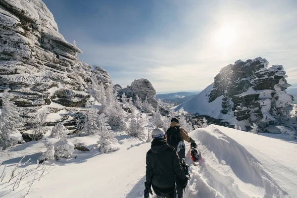 Snowboarder Mit Brettern Tiefschnee Zum Freeriden Den Winterbergen Schneebedeckte Klippen — Stockfoto