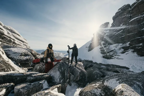 Snowboarder Mit Brettern Tiefschnee Zum Freeriden Den Winterbergen Schneebedeckte Klippen — Stockfoto