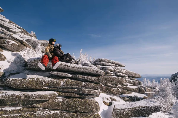 Wanderer Pärchen Entspannen Sich Oben Auf Den Klippen Und Genießen — Stockfoto