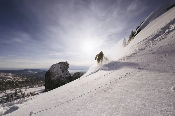 Snowboarderin Fährt Auf Klarem Schneepuder Vom Steilhang Wintersonniger Tag Trittbrettfahren — Stockfoto